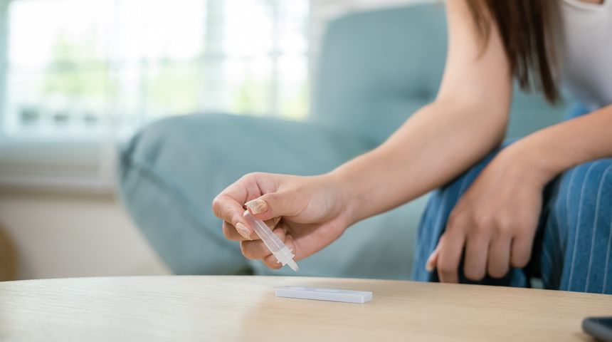 U petak je američka Agencija za hranu i lijekove odobrila prvi kućni test koji pacijentima može otkriti imaju li gripa i/ili Covid-19. U petak je američka Agencija za hranu i lijekove odobrila prvi kućni test koji pacijentima može otkriti imaju li gripa i/ili Covid-19.