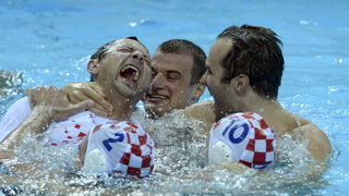 London, 120812.
Vaterpolo Arena.
Hrvatska muska vaterpolo reprezentacija igra finalnu utakmicu protiv Italije tijekom Olimpijskih Igara u Londonu.
Na fotografiji: Hrvatska je osvojila zlatnu medalju, igraci se vesele u bazenu.
Foto: Drago Sopta / CROPIX London, 120812.
Vaterpolo Arena.
Hrvatska muska vaterpolo reprezentacija igra finalnu utakmicu protiv Italije tijekom Olimpijskih Igara u Londonu.
Na fotografiji: Hrvatska je osvojila zlatnu medalju, igraci se vesele u bazenu.
Foto: Drago Sopta / CROPIX