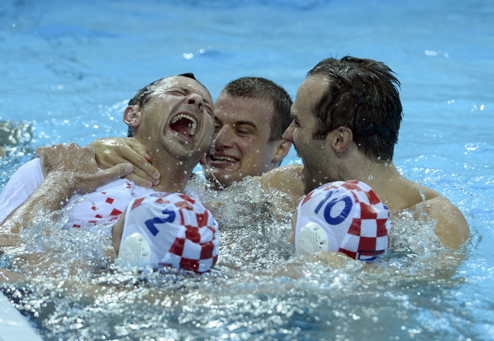 London, 120812.
Vaterpolo Arena.
Hrvatska muska vaterpolo reprezentacija igra finalnu utakmicu protiv Italije tijekom Olimpijskih Igara u Londonu.
Na fotografiji: Hrvatska je osvojila zlatnu medalju, igraci se vesele u bazenu.
Foto: Drago Sopta / CROPIX London, 120812.
Vaterpolo Arena.
Hrvatska muska vaterpolo reprezentacija igra finalnu utakmicu protiv Italije tijekom Olimpijskih Igara u Londonu.
Na fotografiji: Hrvatska je osvojila zlatnu medalju, igraci se vesele u bazenu.
Foto: Drago Sopta / CROPIX