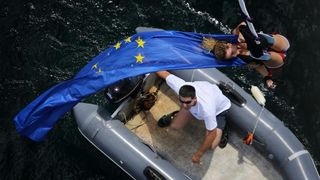 30.06.2013., Zadar – Povodom ulaska Republike Hrvatske u Europsku uniju mladic i djevojka skocili su s Maslenickog mosta sa zastavom Europske unije, dok je mladi Britanac skocio sa hrvatskom zastavom. Photo: Filip Brala/PIXSELL Autor  Filip Brala/PIXSEL