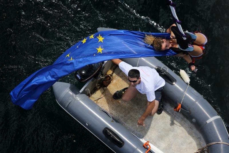 30.06.2013., Zadar – Povodom ulaska Republike Hrvatske u Europsku uniju mladic i djevojka skocili su s Maslenickog mosta sa zastavom Europske unije, dok je mladi Britanac skocio sa hrvatskom zastavom. Photo: Filip Brala/PIXSELL Autor  Filip Brala/PIXSEL