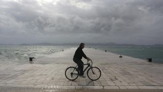 Zadar: Surferi uživaju u valovima koje je prouzročilo snažno jugo, Photo: Filip Brala/PIXSELL