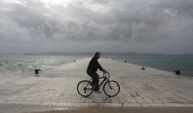 Zadar: Surferi uživaju u valovima koje je prouzročilo snažno jugo, Photo: Filip Brala/PIXSELL