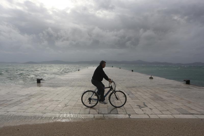 Zadar: Surferi uživaju u valovima koje je prouzročilo snažno jugo, Photo: Filip Brala/PIXSELL