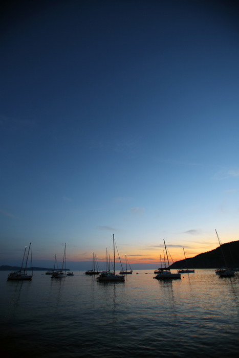 Vis 210812.
Otok Vis jedan je od najudaljenijih hrvatskih otoka koji broji nesto manje od 3 i pol tisuce stanovnika.No u vrijeme turisticke sezone otok postaje omiljena destinacija turistima od kojih je tradicionalno u kolovozu najvise Talijana.Vis ima bo