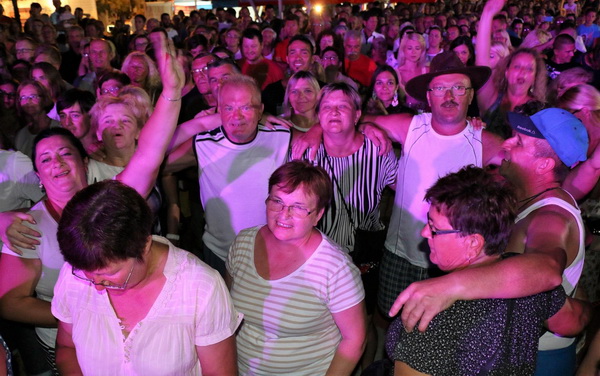 Virsko ljeto 2016: Dražen Zečić Zeko i Banana Band raspjevali i rasplesali Vir