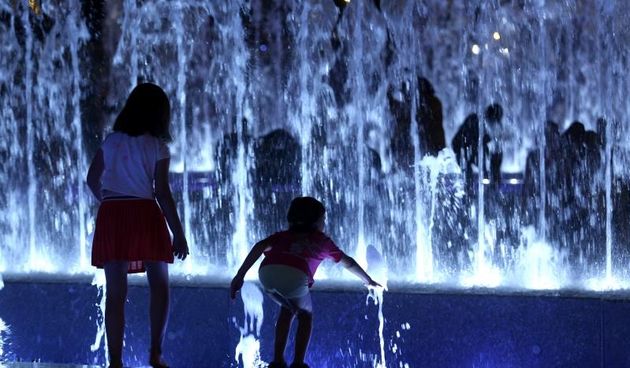 Gradonacelnik Milan Bandic otvorio je Vukovarsku ulicu i pustio tri nove fontane u probni rad. Photo: Anto Magzan/PIXSELL