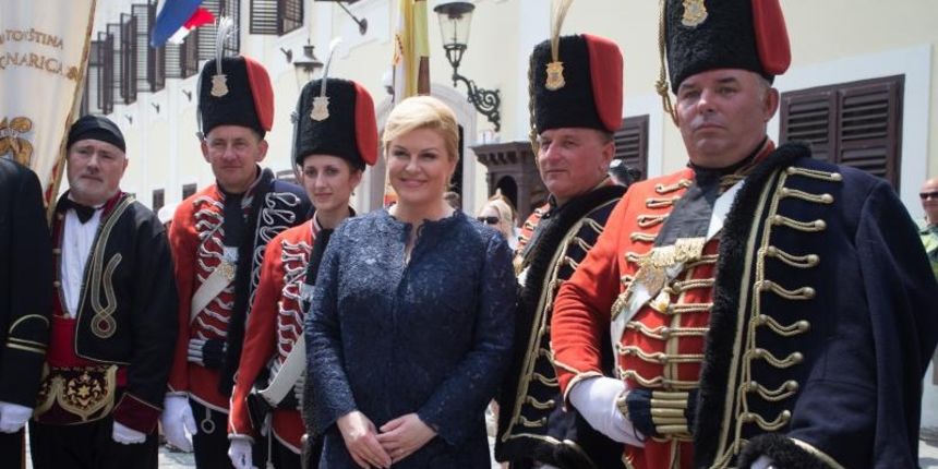 25.06.2016., Zagreb – U prigodi obiljezavanja 25. obljetnice drzavnosti Republike Hrvatske odrzana je na Trgu sv. Marka smotra povijesnih postrojbi Republike Hrvatske. Kolinda Grabar Kitarovic. Photo: Davor Puklavec/PIXSELL 25.06.2016., Zagreb – U prigodi obiljezavanja 25. obljetnice drzavnosti Republike Hrvatske odrzana je na Trgu sv. Marka smotra povijesnih postrojbi Republike Hrvatske. Kolinda Grabar Kitarovic. Photo: Davor Puklavec/PIXSELL