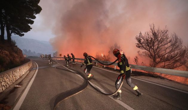 Tučepi: Požar se širi, zahvatio ranč i kuće, vatrogasci u akciji