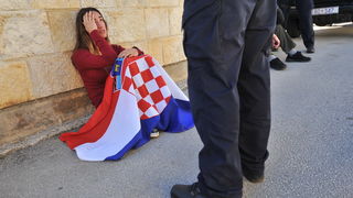 Zadar, 081112
Unatoc brojnim prosvjedima danas oko je oko 10h iz stana u zadarskoj cetvrti Arbanasi delozirana obitelj Vukic. Ulaz su svojim tijelima blokirali clanovi obitelji te njihovi prijatelji koje je policija bez otpora za ruke i noge odnijela u po Zadar, 081112
Unatoc brojnim prosvjedima danas oko je oko 10h iz stana u zadarskoj cetvrti Arbanasi delozirana obitelj Vukic. Ulaz su svojim tijelima blokirali clanovi obitelji te njihovi prijatelji koje je policija bez otpora za ruke i noge odnijela u po