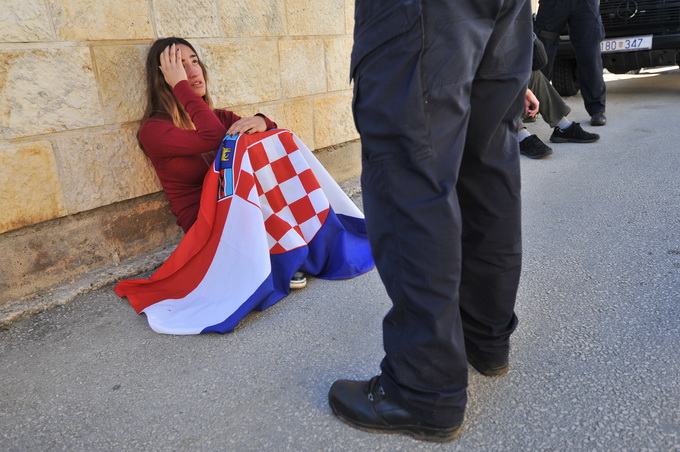 Zadar, 081112
Unatoc brojnim prosvjedima danas oko je oko 10h iz stana u zadarskoj cetvrti Arbanasi delozirana obitelj Vukic. Ulaz su svojim tijelima blokirali clanovi obitelji te njihovi prijatelji koje je policija bez otpora za ruke i noge odnijela u po Zadar, 081112
Unatoc brojnim prosvjedima danas oko je oko 10h iz stana u zadarskoj cetvrti Arbanasi delozirana obitelj Vukic. Ulaz su svojim tijelima blokirali clanovi obitelji te njihovi prijatelji koje je policija bez otpora za ruke i noge odnijela u po
