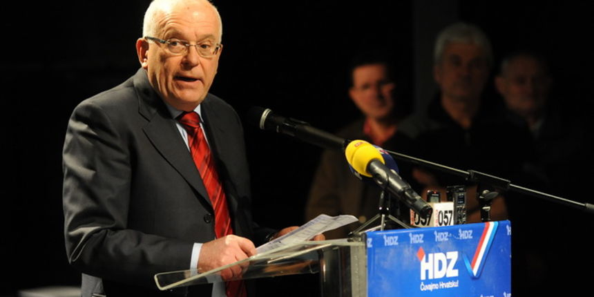 Zadar, 231212.
U Kazalistu lutaka Zadar, veceras je svecano obiljezena 23. obljetnica osnutka HDZ-a u Zadru.
Na fotografiji: detalj s proslave;  gradonacelnik – dr. Zvonimir Vrancic.
Foto: Luka Gerlanc / CROPIX