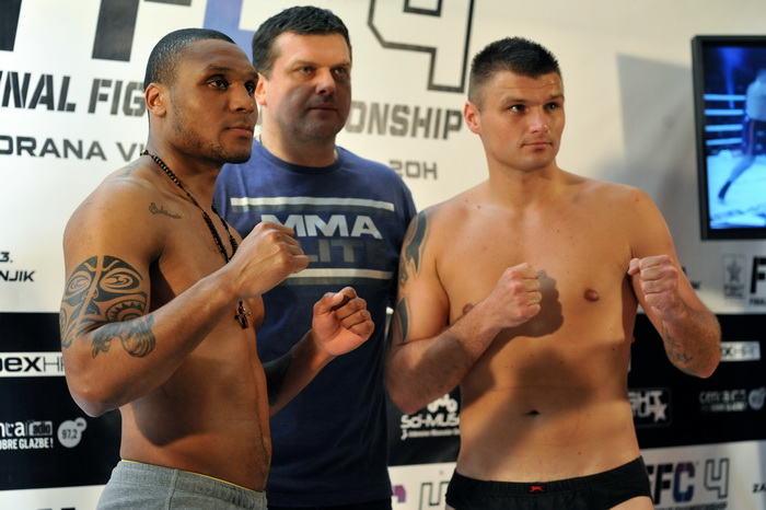 Zadar, 090513.
Sluzbeno vaganje sudionika za borilacki spektakl FFC 04 koji se sutra odrzava u dvorani na Visnjiku.
Foto: Luka Gerlanc / CROPIX Zadar, 090513.
Sluzbeno vaganje sudionika za borilacki spektakl FFC 04 koji se sutra odrzava u dvorani na Visnjiku.
Foto: Luka Gerlanc / CROPIX