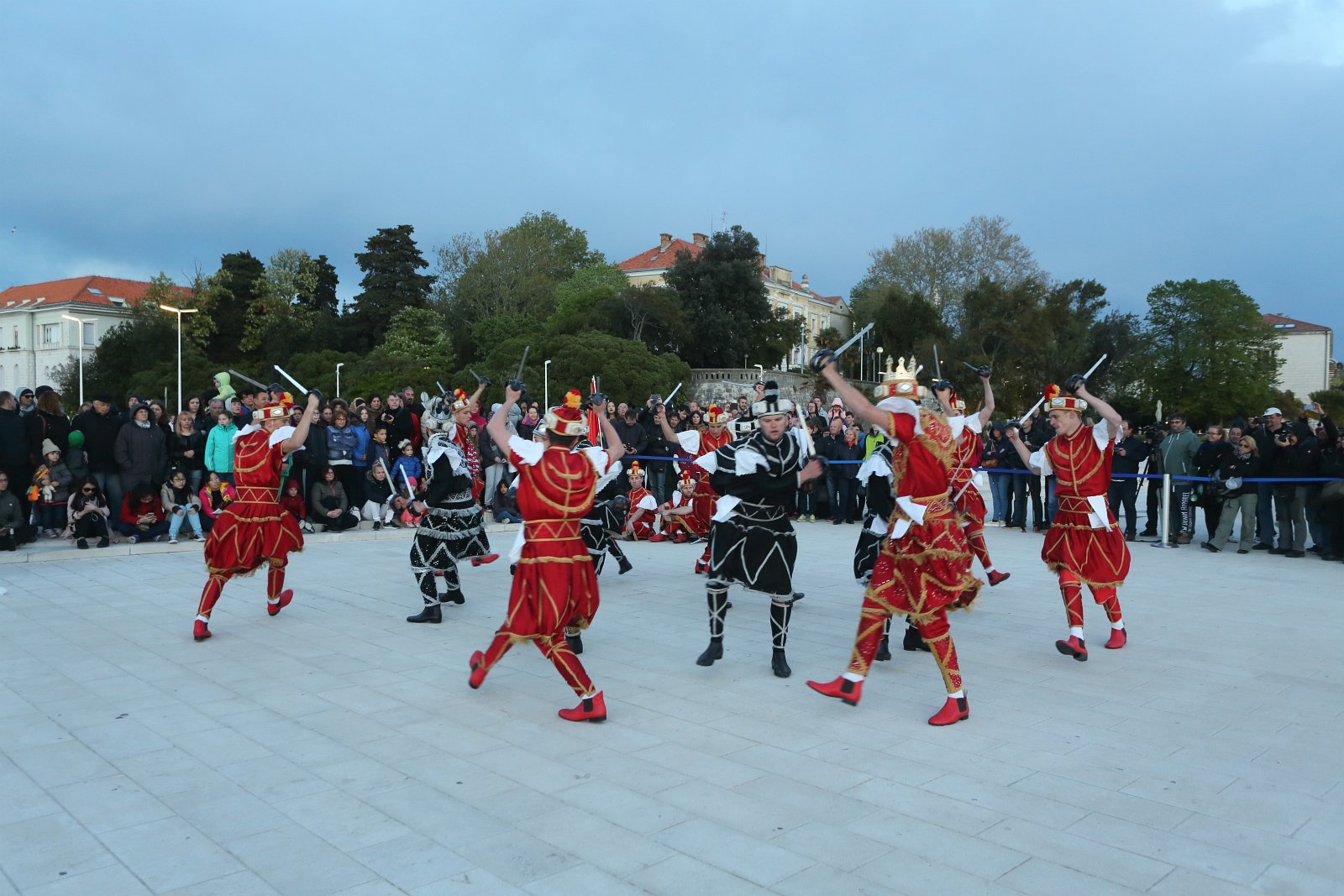 HGD Sv. Cecilija izvelo korčulanski viteški ples “Moreška” na Pozdravu suncu