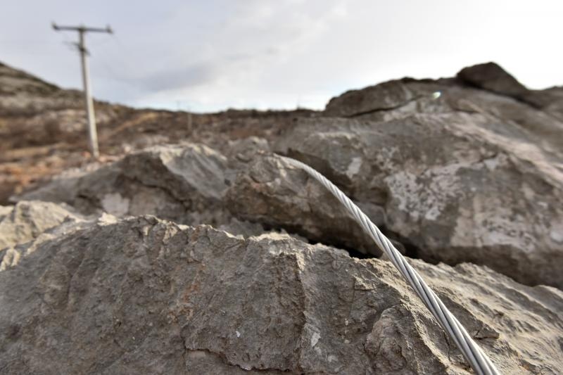 Karlobag: Srušeni stupovi niskonaponske mreže, Foto: Dino Stanin/PIXSELL Karlobag: Srušeni stupovi niskonaponske mreže, Foto: Dino Stanin/PIXSELL