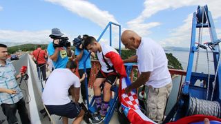 30.06.2013., Zadar – Povodom ulaska Republike Hrvatske u Europsku uniju mladic i djevojka skocili su s Maslenickog mosta sa zastavom Europske unije, dok je mladi Britanac skocio sa hrvatskom zastavom. Photo: Filip Brala/PIXSELL Autor  Filip Brala/PIXSEL