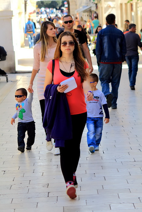 Skitnja gradom by Roberto Lerga