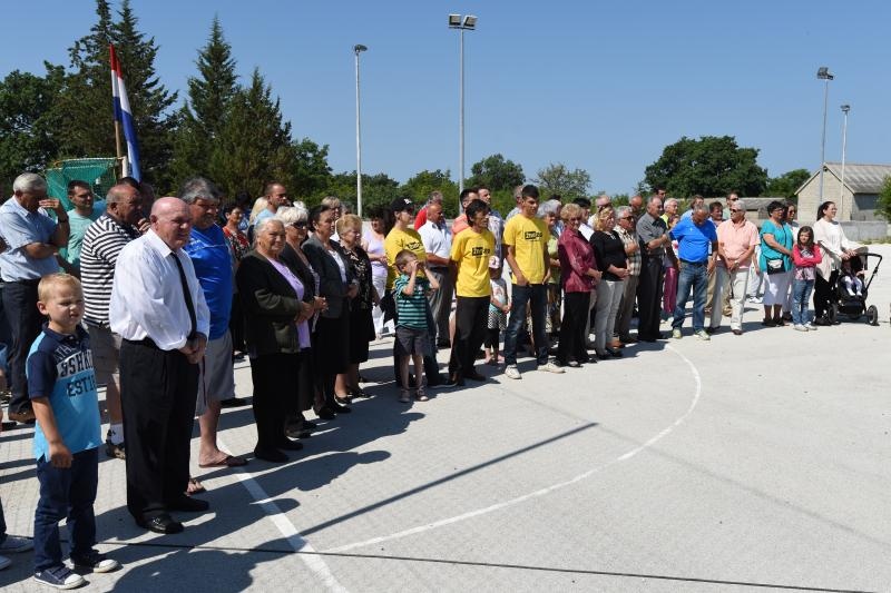 Nekoliko desetaka mještana danas je u Suhovarama prosvjedovalo je protiv projekta zbrinjavanja otpada u Biljanima.  Photo: Dino Stanin/PIXSELL