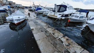 Sibenik – Zbog velike plime u gradu poplavio dio rive u starom dijelu grada Dolcu. Photo: Hrvoje Jelavic/PIXSELL