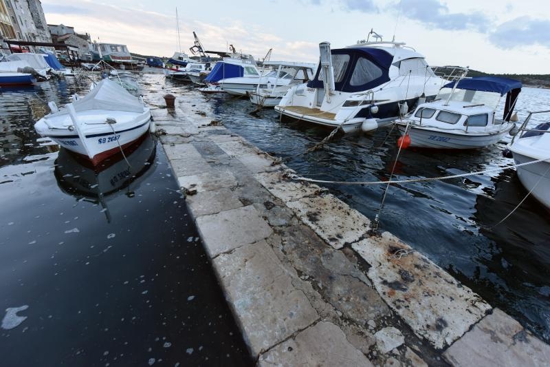 Sibenik – Zbog velike plime u gradu poplavio dio rive u starom dijelu grada Dolcu. Photo: Hrvoje Jelavic/PIXSELL