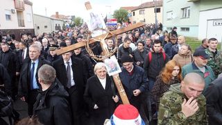 Vukovar – Dan sjecanja na zrtvu Vukovara 1991. – 2014. pod sloganom Vukovar – mjesto posebnog pijeteta. 23. je obljetnica stradavanja i zrtve Vukovara u Domovinskom ratu. Sudionici Kolone sjecanja prolaze ulicama grada do Memorijalnog groblja zrtava iz Do Vukovar – Dan sjecanja na zrtvu Vukovara 1991. – 2014. pod sloganom Vukovar – mjesto posebnog pijeteta. 23. je obljetnica stradavanja i zrtve Vukovara u Domovinskom ratu. Sudionici Kolone sjecanja prolaze ulicama grada do Memorijalnog groblja zrtava iz Do