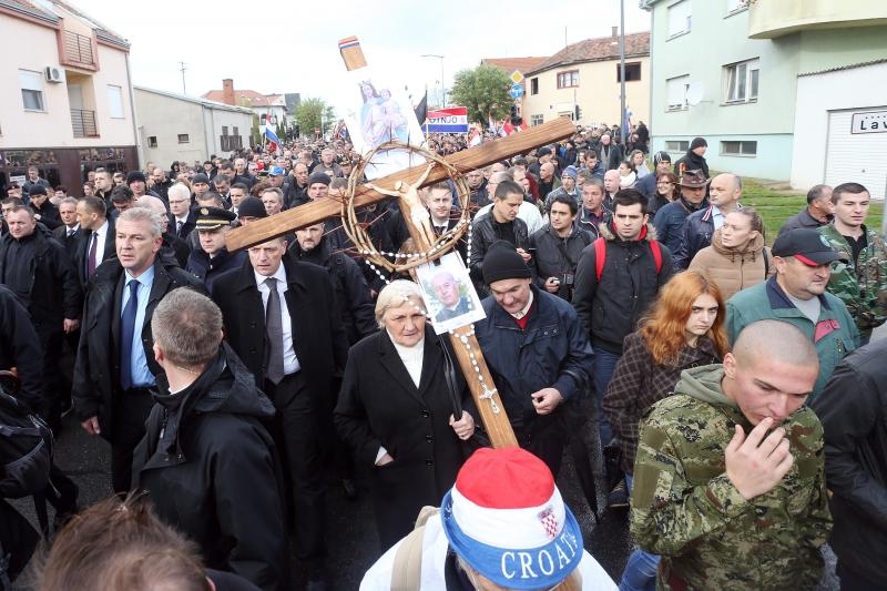 Vukovar – Dan sjecanja na zrtvu Vukovara 1991. – 2014. pod sloganom Vukovar – mjesto posebnog pijeteta. 23. je obljetnica stradavanja i zrtve Vukovara u Domovinskom ratu. Sudionici Kolone sjecanja prolaze ulicama grada do Memorijalnog groblja zrtava iz Do Vukovar – Dan sjecanja na zrtvu Vukovara 1991. – 2014. pod sloganom Vukovar – mjesto posebnog pijeteta. 23. je obljetnica stradavanja i zrtve Vukovara u Domovinskom ratu. Sudionici Kolone sjecanja prolaze ulicama grada do Memorijalnog groblja zrtava iz Do