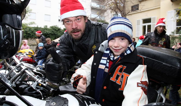 Zadar, 141209.
Zadarski moto klub “Bestije” vec tradicionalno povodom Sv. Luce posjecuju djecu s teskocama u razvoju vrtica Latica. Prije toga prodefiliraju gradom na svojim motorima.
Foto: Vladimir Ivanov / CROPIX