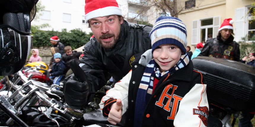 Zadar, 141209.
Zadarski moto klub “Bestije” vec tradicionalno povodom Sv. Luce posjecuju djecu s teskocama u razvoju vrtica Latica. Prije toga prodefiliraju gradom na svojim motorima.
Foto: Vladimir Ivanov / CROPIX