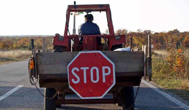 bralafil – 27.11.06 – zadar – skinuti prometni znak “stop” postavjen na prikolicu traktora