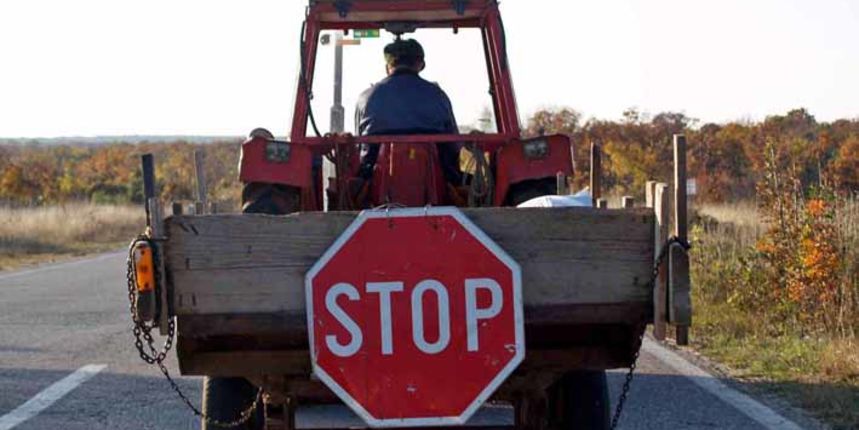 bralafil – 27.11.06 – zadar – skinuti prometni znak “stop” postavjen na prikolicu traktora bralafil – 27.11.06 – zadar – skinuti prometni znak “stop” postavjen na prikolicu traktora