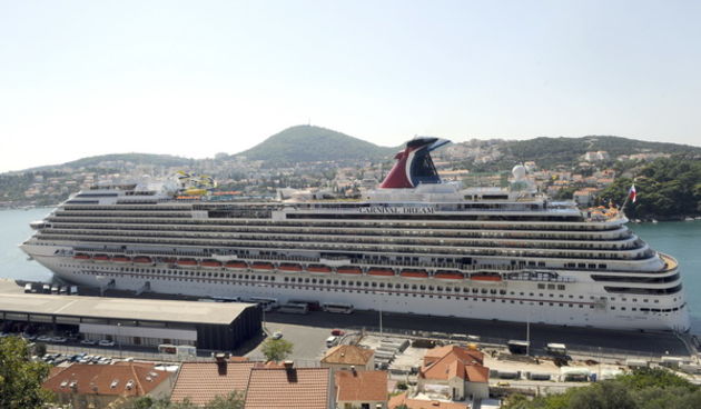 Dubrovnik, 240909.
Potpuno novi megacruiser Carnival Dream nakon porinuca u Rimskoj luci i Napulja, jutros je uplovio u Dubrovacku luku Gruz. Duzine 306 metara, sa 14 paluba, brzine 22,5 cvorova , koji moze primiti 4600 gostiju i 1300 clanova posade, sto