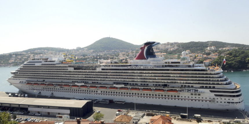 Dubrovnik, 240909.
Potpuno novi megacruiser Carnival Dream nakon porinuca u Rimskoj luci i Napulja, jutros je uplovio u Dubrovacku luku Gruz. Duzine 306 metara, sa 14 paluba, brzine 22,5 cvorova , koji moze primiti 4600 gostiju i 1300 clanova posade, sto