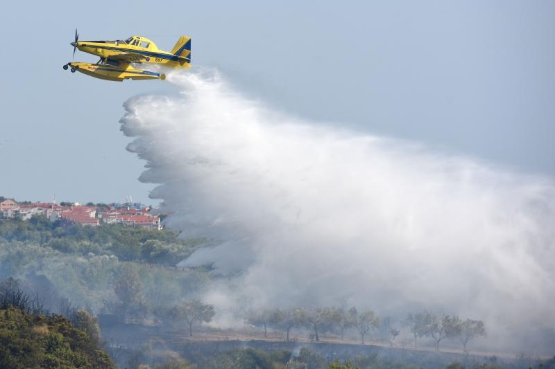 Kanaderi i air tractori gasili požar u blizini dikljanskih kuća i vikendica Kanaderi i air tractori gasili požar u blizini dikljanskih kuća i vikendica