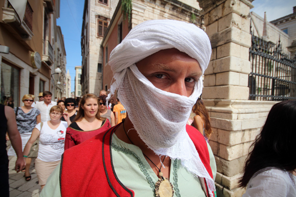 Vitezovi vranski na Narodnom trgu (foto:Saša Čuka) Vitezovi vranski na Narodnom trgu (foto:Saša Čuka)