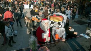Božićnica na Novom: Radiolino, Djed božićnjak i ekipa Novog radija darivala sugrađane. Foto: Jurica Gašpar