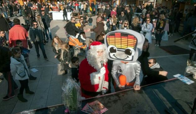Božićnica na Novom: Radiolino, Djed božićnjak i ekipa Novog radija darivala sugrađane. Foto: Jurica Gašpar