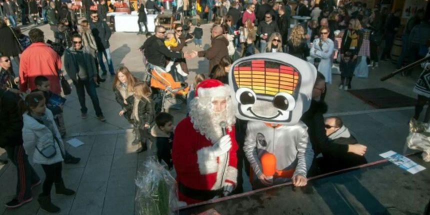 Božićnica na Novom: Radiolino, Djed božićnjak i ekipa Novog radija darivala sugrađane. Foto: Jurica Gašpar Božićnica na Novom: Radiolino, Djed božićnjak i ekipa Novog radija darivala sugrađane. Foto: Jurica Gašpar