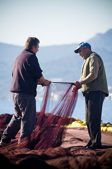 Ribar krpa mrižu svoju (foto:Saša Čuka) Ribar krpa mrižu svoju (foto:Saša Čuka)