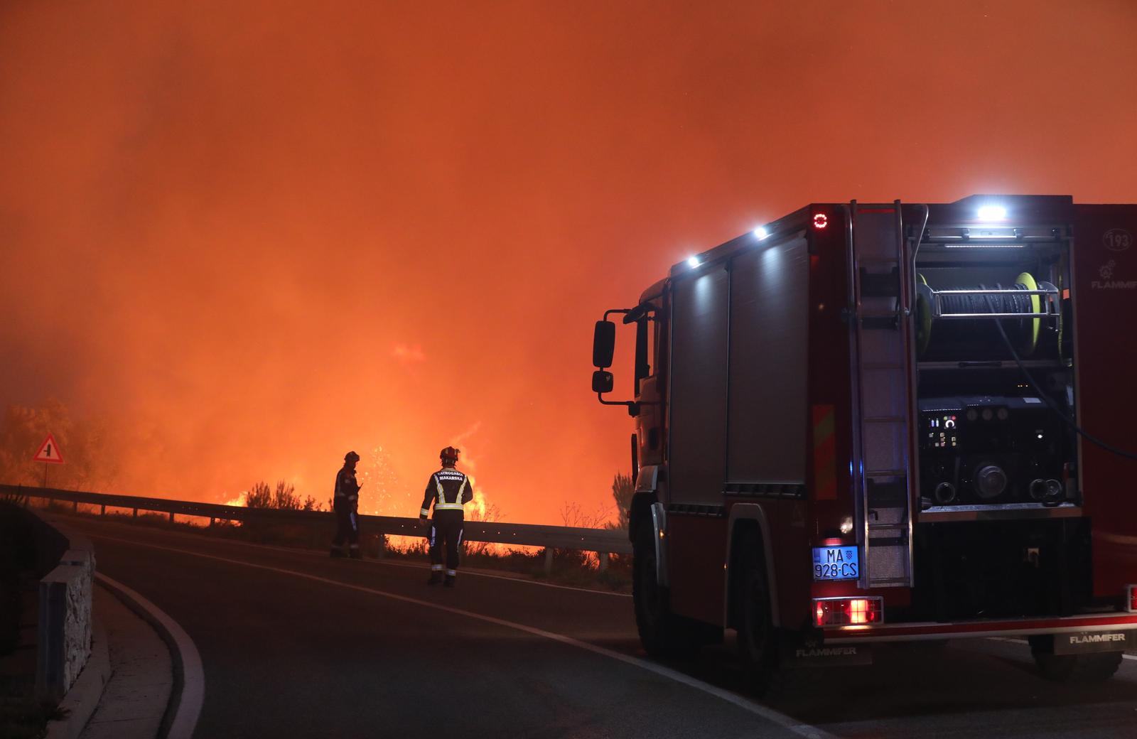 Tučepi: Požar se širi, zahvatio ranč i kuće, vatrogasci u akciji
