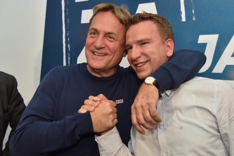 Praćenje izbornih rezultata u stožeru zadarskog HDZ-a, Foto: Dino Stanin/PIXSELL