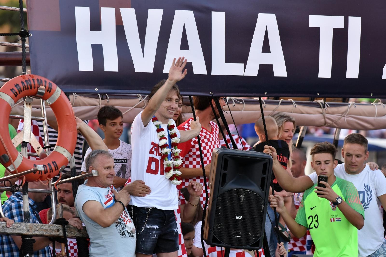 Svečani doček zadarskih Vatrenih: Jedrenjakom Branimir plovili od Gradskog mosta do gata na zadarskoj rivi