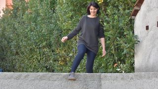 Merica Miškovic mora preskakati ogradni zid kako bi došla do svoje kuće