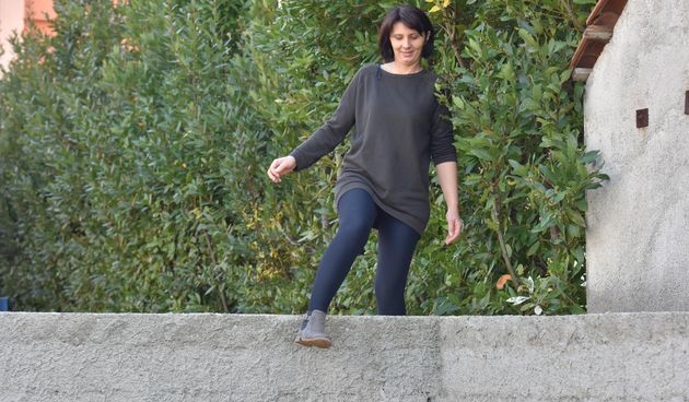 Merica Miškovic mora preskakati ogradni zid kako bi došla do svoje kuće