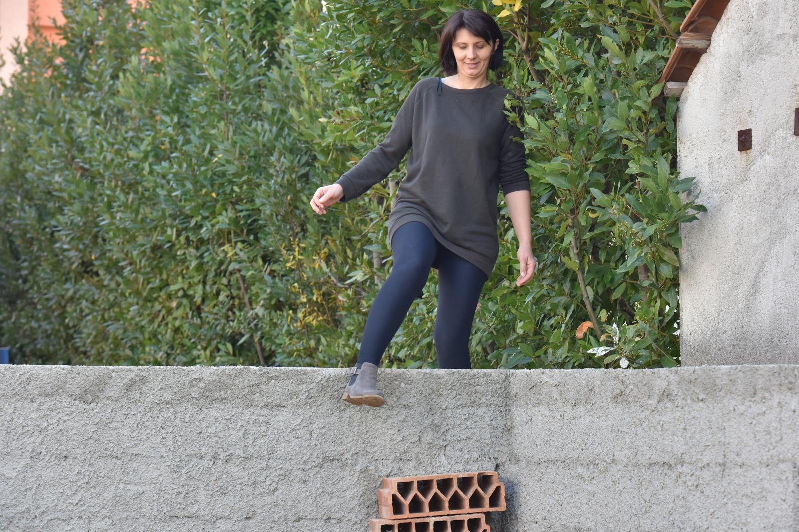 Merica Miškovic mora preskakati ogradni zid kako bi došla do svoje kuće