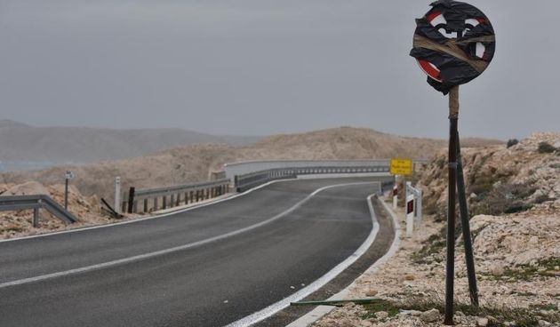 Razanac – Na zadarskom podrucju puse orkanska bura. U prekidu je promet preko Paskog mosta kao i dionica autoceste A1 od sv.Roka do Posedarja. Photo: Dino Stanin/PIXSELL Autor  Dino Stanin/PIXSELL Ključne riječi  promet, valovi, vrijeme, vjetar, bura, Pag