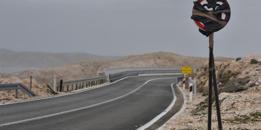 Razanac – Na zadarskom podrucju puse orkanska bura. U prekidu je promet preko Paskog mosta kao i dionica autoceste A1 od sv.Roka do Posedarja. Photo: Dino Stanin/PIXSELL Autor Dino Stanin/PIXSELL Ključne riječi promet, valovi, vrijeme, vjetar, bura, Pag Razanac – Na zadarskom podrucju puse orkanska bura. U prekidu je promet preko Paskog mosta kao i dionica autoceste A1 od sv.Roka do Posedarja. Photo: Dino Stanin/PIXSELL Autor Dino Stanin/PIXSELL Ključne riječi promet, valovi, vrijeme, vjetar, bura, Pag