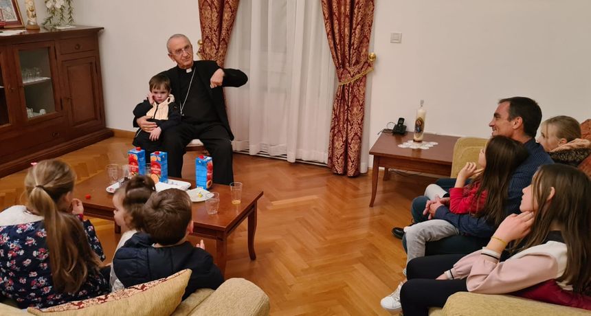 Nadbiskup Puljić primio samohranog oca Matea Torića i njegovo osmero djece Nadbiskup Puljić primio samohranog oca Matea Torića i njegovo osmero djece