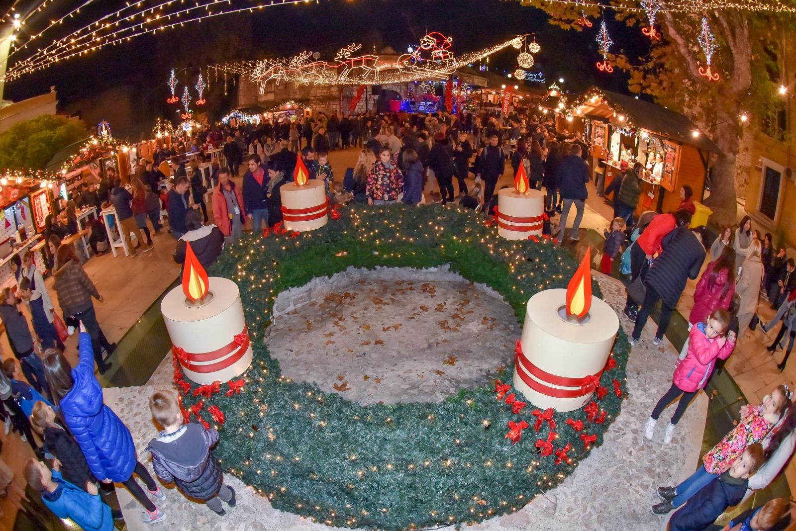 Na Trgu Petra Zoranica uz koncert Ivana Zaka i vatromet otvoren je Advent u Zadru Na Trgu Petra Zoranica uz koncert Ivana Zaka i vatromet otvoren je Advent u Zadru