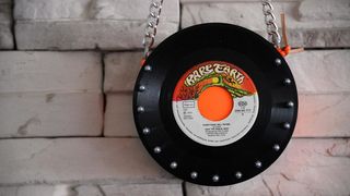 Miljana Jovičić proizvodi torbice od starih gramofonskih ploča