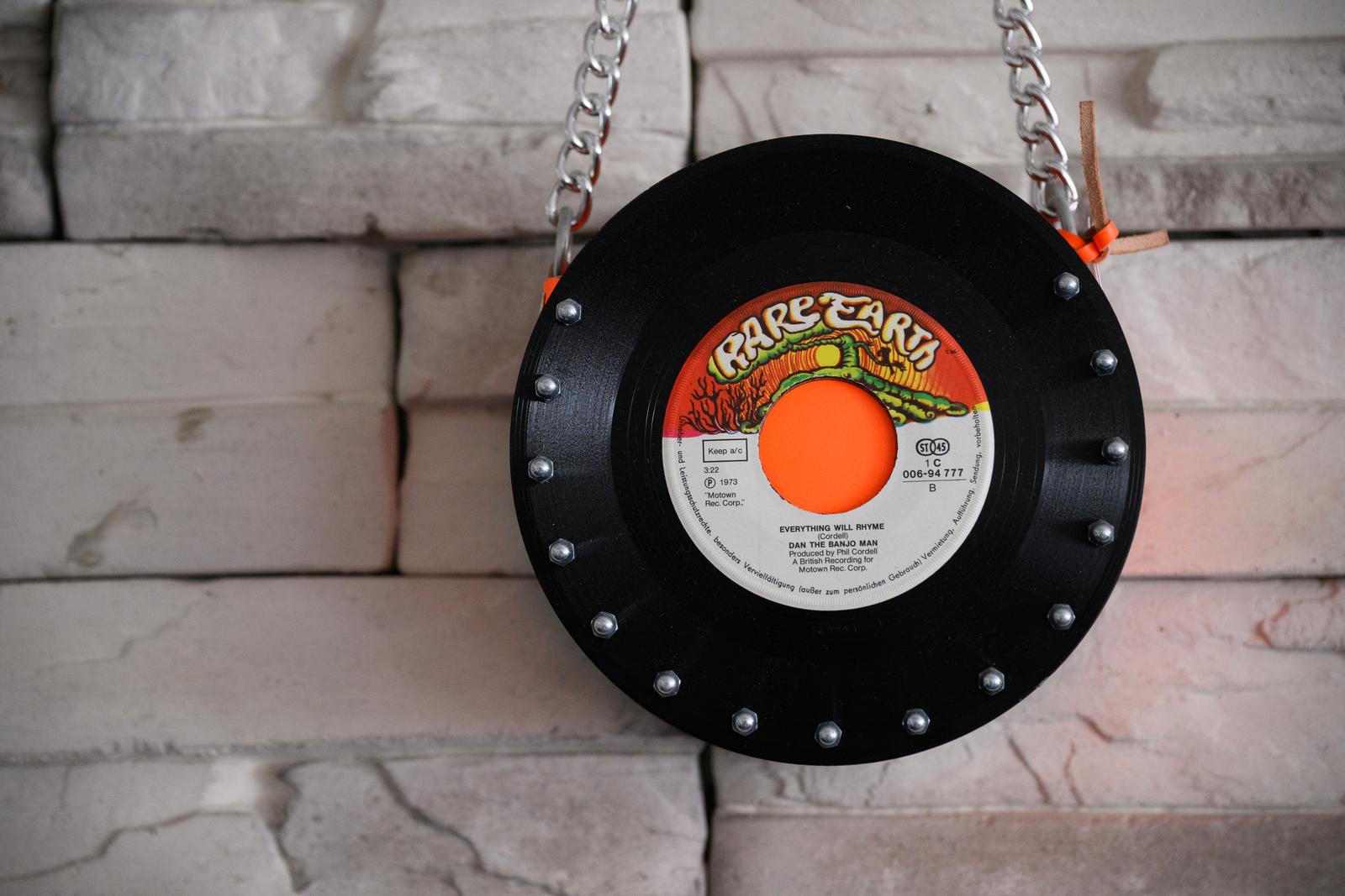 Miljana Jovičić proizvodi torbice od starih gramofonskih ploča